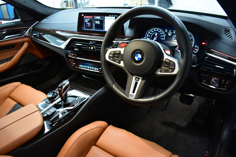 BMW Mシリーズ M5 V8ﾂｲﾝﾀｰﾎﾞ600馬力 MxDrive（4WD//2WD切替可）ｺﾝﾌｫｰﾄP  全席ﾋｰﾀｰ&前席ﾍﾞﾝﾁﾚｰｼｮﾝ&ﾏｯｻｰｼﾞ付ﾌﾞﾗｳﾝ&ﾌﾞﾗｯｸﾚｻﾞｰ ｽﾃｱﾘﾝｸﾞﾋｰﾀｰ ｱﾝﾋﾞｴﾝﾄｴｱP  追従ACC LCW LEDﾍｯﾄﾞﾗｲﾄ HUD 液晶ﾒｰﾀｰ 3Dﾋﾞｭｰ 20AW 2年保証