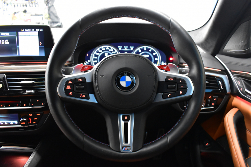 BMW Mシリーズ M5 V8ﾂｲﾝﾀｰﾎﾞ600馬力 MxDrive（4WD//2WD切替可）ｺﾝﾌｫｰﾄP  全席ﾋｰﾀｰ&前席ﾍﾞﾝﾁﾚｰｼｮﾝ&ﾏｯｻｰｼﾞ付ﾌﾞﾗｳﾝ&ﾌﾞﾗｯｸﾚｻﾞｰ ｽﾃｱﾘﾝｸﾞﾋｰﾀｰ ｱﾝﾋﾞｴﾝﾄｴｱP  追従ACC LCW LEDﾍｯﾄﾞﾗｲﾄ HUD 液晶ﾒｰﾀｰ 3Dﾋﾞｭｰ 20AW 2年保証