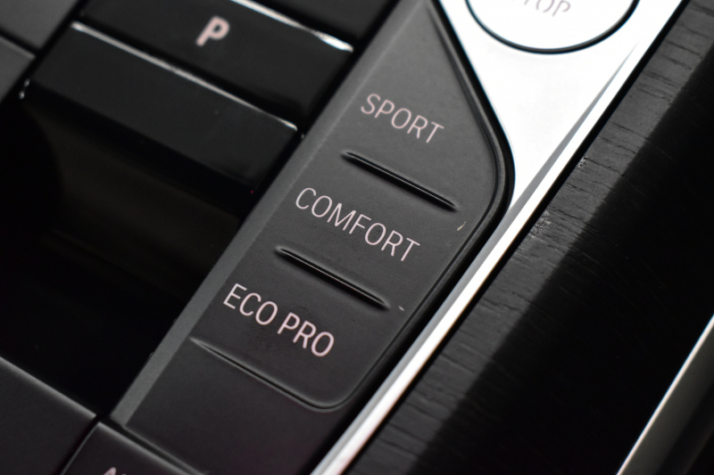 BMW 3シリーズ 320d Xﾄﾞﾗｲﾌﾞ Mｽﾎﾟｰﾂ ｺﾝﾌｫｰﾄP 4WD LCI後期 新車保証R8年4月迄 ｶｰﾌﾞﾄﾞﾃﾞｨｽﾌﾟﾚｲ ﾋｰﾀｰ付白革 LEDﾍｯﾄﾞﾗｲﾄ 19AW Pｱｼｽﾄﾌﾟﾗｽ 3Dﾋﾞｭｰ全周囲ｶﾒﾗ BMWﾗｲﾌﾞｺｯｸﾋﾟｯﾄ ｱｯﾌﾟﾙｶｰﾌﾟﾚｲ  ACC HUD 車線変更&逸脱&歩行者警告 KW車高調 2年保証