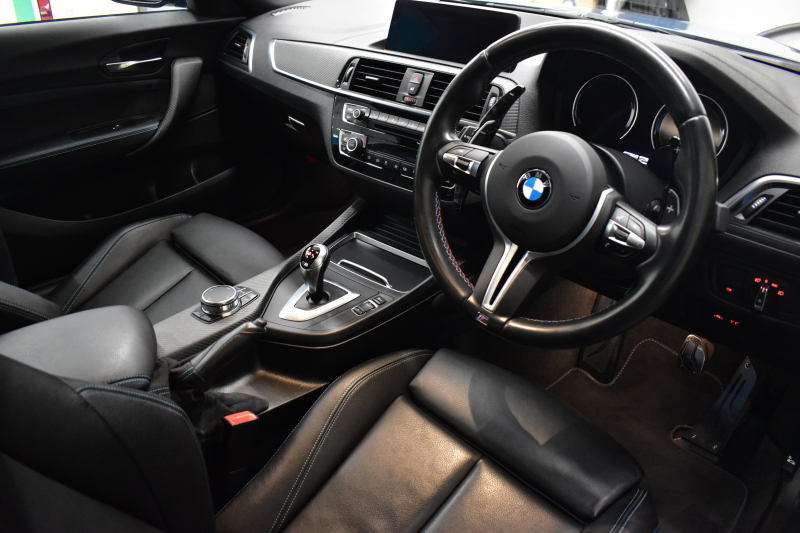 BMW Mシリーズ M2 MDCT 7速DCT LCI後期 ﾋｰﾀｰ付黒革 ﾍｷｻｺﾞﾅﾙLEDﾍｯﾄﾞﾗｲﾄ&ﾃｰﾙ ﾀｯﾁﾊﾟﾈﾙHDDﾅﾋﾞ Bｶﾒﾗ ﾘｱPDC 19AW 車線逸脱&歩行者警告 衝突軽減ﾌﾞﾚｰｷ ｶｰﾎﾞﾝｲﾝﾃﾘｱ 2年保証