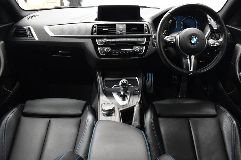 BMW Mシリーズ M2 MDCT 7速DCT LCI後期 ﾋｰﾀｰ付黒革 ﾍｷｻｺﾞﾅﾙLEDﾍｯﾄﾞﾗｲﾄ&ﾃｰﾙ ﾀｯﾁﾊﾟﾈﾙHDDﾅﾋﾞ Bｶﾒﾗ ﾘｱPDC 19AW 車線逸脱&歩行者警告 衝突軽減ﾌﾞﾚｰｷ ｶｰﾎﾞﾝｲﾝﾃﾘｱ 2年保証
