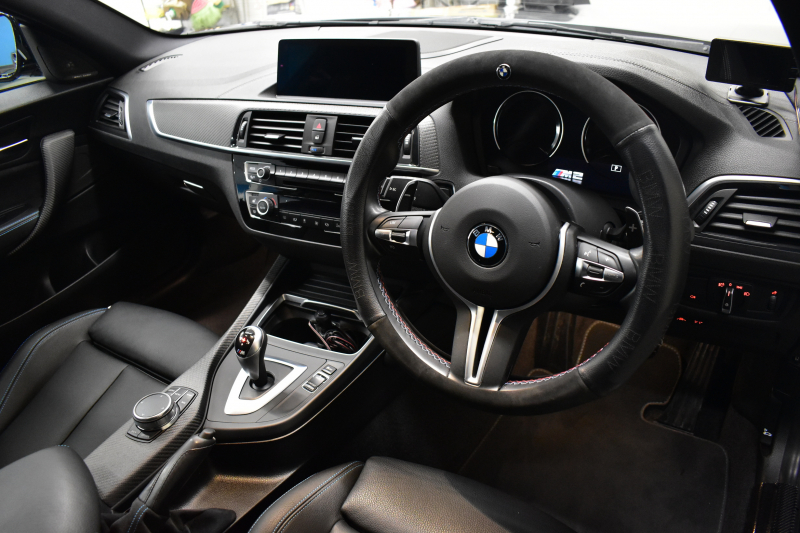 BMW Mシリーズ M2 MDCT 7速DCT LCI後期 ﾋｰﾀｰ付黒革 ﾍｷｻｺﾞﾅﾙLEDﾍｯﾄﾞﾗｲﾄ&ﾃｰﾙ harman/kardon ﾀｯﾁﾊﾟﾈﾙHDDﾅﾋﾞ Bｶﾒﾗ ﾘｱPDC 19AW 車線逸脱&歩行者警告 衝突軽減ﾌﾞﾚｰｷ ｶｰﾎﾞﾝｲﾝﾃﾘｱ ｱｲﾊﾞｯﾊﾀﾞｳﾝｻｽ 2年保証