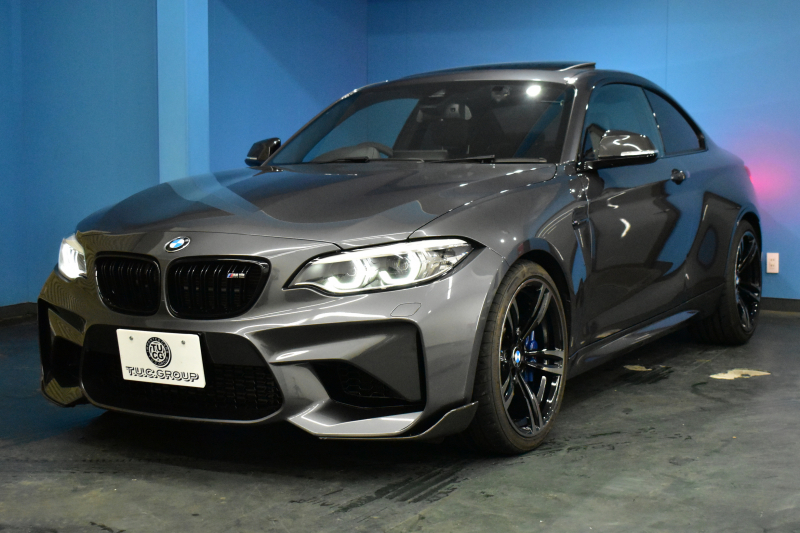 BMW Mシリーズ M2 ｸｰﾍﾟ MDCT 7速DCT LCI後期 ｾﾚｸﾄ&MﾄﾞﾗｲﾊﾞｰｽﾞP ｻﾝR 最高速270㎞/h Mﾊﾟﾌｫｽﾃｱﾘﾝｸﾞ ﾍｷｻｺﾞﾅﾙLEDﾍｯﾄﾞﾗｲﾄ&ﾃｰﾙ ﾋｰﾀｰ付黒革 harman/kardon ﾀｯﾁﾊﾟﾈﾙHDDﾅﾋﾞBｶﾒﾗ 19AW 車線逸脱&歩行者警告 衝突軽減ﾌﾞﾚｰｷ ｶｰﾎﾞﾝｲﾝﾃﾘｱ  2年保証