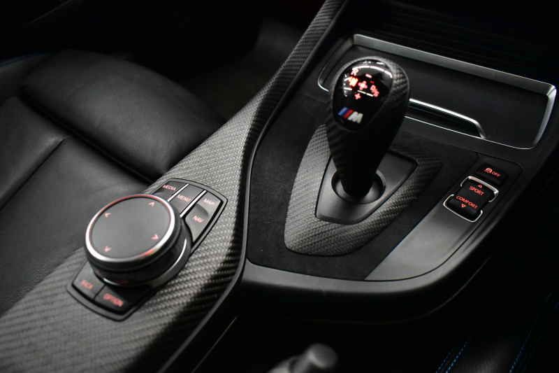 BMW Mシリーズ M2 ｸｰﾍﾟ MDCT 7速DCT LCI後期 ｾﾚｸﾄ&MﾄﾞﾗｲﾊﾞｰｽﾞP ｻﾝR 最高速270㎞/h Mﾊﾟﾌｫｽﾃｱﾘﾝｸﾞ ﾍｷｻｺﾞﾅﾙLEDﾍｯﾄﾞﾗｲﾄ&ﾃｰﾙ ﾋｰﾀｰ付黒革 harman/kardon ﾀｯﾁﾊﾟﾈﾙHDDﾅﾋﾞBｶﾒﾗ 19AW 車線逸脱&歩行者警告 衝突軽減ﾌﾞﾚｰｷ ｶｰﾎﾞﾝｲﾝﾃﾘｱ  2年保証