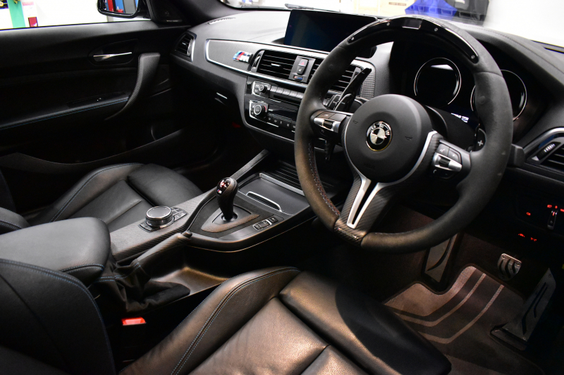 BMW Mシリーズ M2 ｸｰﾍﾟ MDCT 7速DCT LCI後期 ｾﾚｸﾄ&MﾄﾞﾗｲﾊﾞｰｽﾞP ｻﾝR 最高速270㎞/h Mﾊﾟﾌｫｽﾃｱﾘﾝｸﾞ ﾍｷｻｺﾞﾅﾙLEDﾍｯﾄﾞﾗｲﾄ&ﾃｰﾙ ﾋｰﾀｰ付黒革 harman/kardon ﾀｯﾁﾊﾟﾈﾙHDDﾅﾋﾞBｶﾒﾗ 19AW 車線逸脱&歩行者警告 衝突軽減ﾌﾞﾚｰｷ ｶｰﾎﾞﾝｲﾝﾃﾘｱ  2年保証