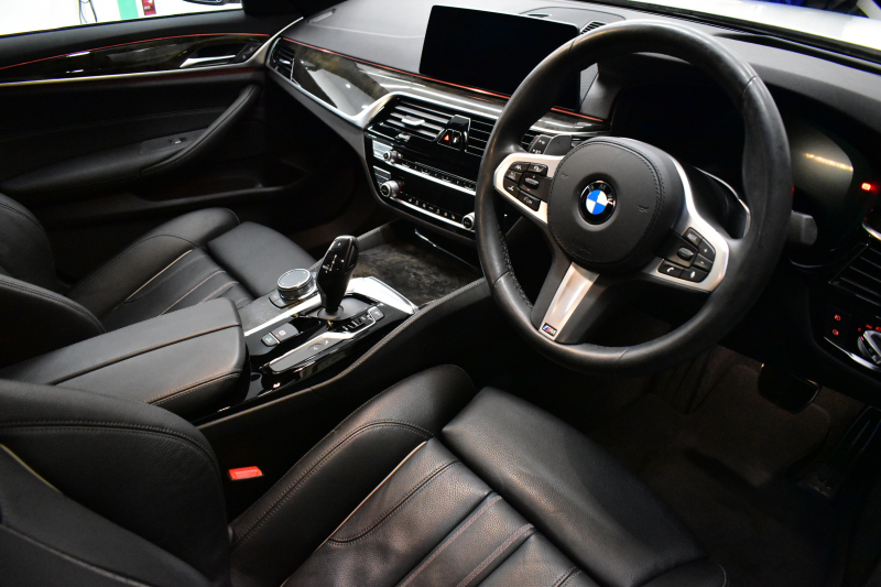 BMW 5シリーズ 530i Mｽﾎﾟｰﾂ 高出力ﾓﾃﾞﾙ ﾊｲﾗｲﾝP 型式変更後ﾓﾃﾞﾙ「ABA-JR20」 全席ﾋｰﾀｰ付黒革 全面液晶ﾒｰﾀｰ LEDﾍｯﾄﾞﾗｲﾄ 追従ACC HUD 車線変更&逸脱警告 衝突軽減B ﾀｯﾁﾊﾟﾈﾙ対応iﾄﾞﾗｲﾌﾞHDDﾅﾋﾞﾌﾙｾｸﾞ 全周囲ｶﾒﾗ3Dﾋﾞｭｰ Bｶﾒﾗ 電動ﾄﾗﾝｸ 19AW 2年保証