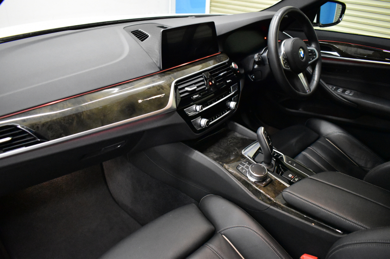 BMW 5シリーズ 530i Mｽﾎﾟｰﾂ 高出力ﾓﾃﾞﾙ ﾊｲﾗｲﾝP 型式変更後ﾓﾃﾞﾙ「ABA-JR20」 全席ﾋｰﾀｰ付黒革 全面液晶ﾒｰﾀｰ LEDﾍｯﾄﾞﾗｲﾄ 追従ACC HUD 車線変更&逸脱警告 衝突軽減B ﾀｯﾁﾊﾟﾈﾙ対応iﾄﾞﾗｲﾌﾞHDDﾅﾋﾞﾌﾙｾｸﾞ 全周囲ｶﾒﾗ3Dﾋﾞｭｰ Bｶﾒﾗ 電動ﾄﾗﾝｸ 19AW 2年保証