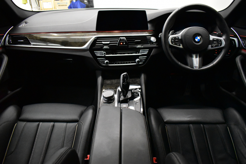 BMW 5シリーズ 530i Mｽﾎﾟｰﾂ 高出力ﾓﾃﾞﾙ ﾊｲﾗｲﾝP 型式変更後ﾓﾃﾞﾙ「ABA-JR20」 全席ﾋｰﾀｰ付黒革 全面液晶ﾒｰﾀｰ LEDﾍｯﾄﾞﾗｲﾄ 追従ACC HUD 車線変更&逸脱警告 衝突軽減B ﾀｯﾁﾊﾟﾈﾙ対応iﾄﾞﾗｲﾌﾞHDDﾅﾋﾞﾌﾙｾｸﾞ 全周囲ｶﾒﾗ3Dﾋﾞｭｰ Bｶﾒﾗ 電動ﾄﾗﾝｸ 19AW 2年保証