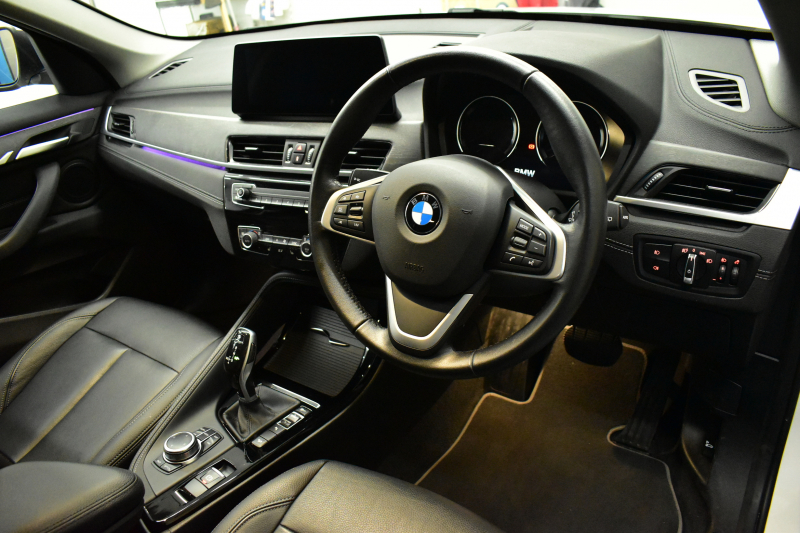 BMW X1 Xdrive18d Xﾗｲﾝ LCI後期 ﾌｪｲｽﾘﾌﾄ後 令和7年5月迄新車保証 4WD ｱﾄﾞﾊﾞﾝｽﾄﾞｱｸﾃｨﾌﾞｾｰﾌﾃｨ&ﾊｲﾗｲﾝ&ｺﾝﾌｫｰﾄP 追従ACC ﾋｰﾀｰ付電動黒革 LEDﾍｯﾄﾞﾗｲﾄ 18AW 車線逸脱&歩行者警告 衝突軽減B ﾀｯﾁﾊﾟﾈﾙﾅﾋﾞ Bｶﾒﾗ 前後PDC 駐車ｱｼｽﾄ 電動Rｹﾞｰﾄ ｽﾏｰﾄｷｰ  2年保証