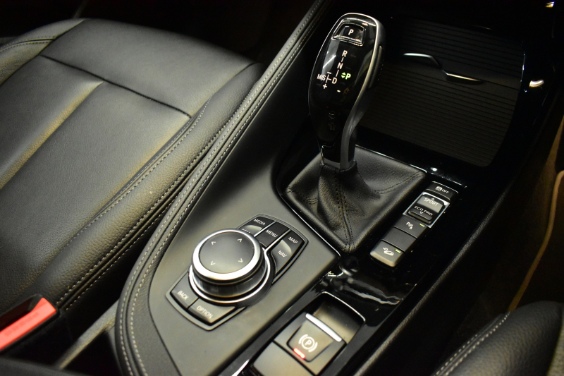 BMW X1 Xdrive18d Xﾗｲﾝ LCI後期 ﾌｪｲｽﾘﾌﾄ後 令和7年5月迄新車保証 4WD ｱﾄﾞﾊﾞﾝｽﾄﾞｱｸﾃｨﾌﾞｾｰﾌﾃｨ&ﾊｲﾗｲﾝ&ｺﾝﾌｫｰﾄP 追従ACC ﾋｰﾀｰ付電動黒革 LEDﾍｯﾄﾞﾗｲﾄ 18AW 車線逸脱&歩行者警告 衝突軽減B ﾀｯﾁﾊﾟﾈﾙﾅﾋﾞ Bｶﾒﾗ 前後PDC 駐車ｱｼｽﾄ 電動Rｹﾞｰﾄ ｽﾏｰﾄｷｰ  2年保証