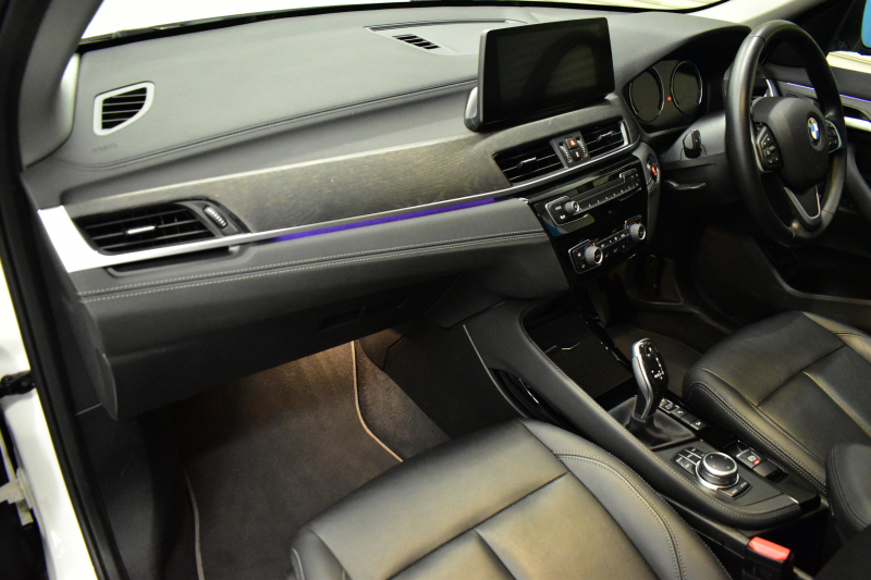 BMW X1 Xdrive18d Xﾗｲﾝ LCI後期 ﾌｪｲｽﾘﾌﾄ後 令和7年5月迄新車保証 4WD ｱﾄﾞﾊﾞﾝｽﾄﾞｱｸﾃｨﾌﾞｾｰﾌﾃｨ&ﾊｲﾗｲﾝ&ｺﾝﾌｫｰﾄP 追従ACC ﾋｰﾀｰ付電動黒革 LEDﾍｯﾄﾞﾗｲﾄ 18AW 車線逸脱&歩行者警告 衝突軽減B ﾀｯﾁﾊﾟﾈﾙﾅﾋﾞ Bｶﾒﾗ 前後PDC 駐車ｱｼｽﾄ 電動Rｹﾞｰﾄ ｽﾏｰﾄｷｰ  2年保証