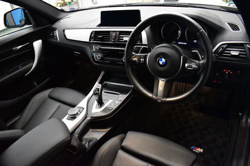 BMW 2シリーズ M240i LCI後期 直6ﾀｰﾎﾞ 340馬力 LEDﾍｯﾄﾞﾗｲﾄ 追従ACC ﾋｰﾀｰ付黒革 ﾀｯﾁﾊﾟﾈﾙiﾄﾞﾗｲﾌﾞHDDﾅﾋﾞ Bｶﾒﾗ 前後PDC 可変Mｻｽ 大型ﾌﾞﾚｰｷｼｽﾃﾑ 車線逸脱&歩行者警告 衝突軽減ﾌﾞﾚｰｷ 18AW ﾊﾟﾄﾞﾙｼﾌﾄ 2年保証