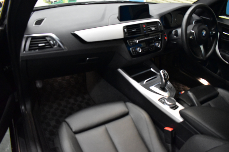 BMW 2シリーズ M240i LCI後期 直6ﾀｰﾎﾞ 340馬力 LEDﾍｯﾄﾞﾗｲﾄ 追従ACC ﾋｰﾀｰ付黒革 ﾀｯﾁﾊﾟﾈﾙiﾄﾞﾗｲﾌﾞHDDﾅﾋﾞ Bｶﾒﾗ 前後PDC 可変Mｻｽ 大型ﾌﾞﾚｰｷｼｽﾃﾑ 車線逸脱&歩行者警告 衝突軽減ﾌﾞﾚｰｷ 18AW ﾊﾟﾄﾞﾙｼﾌﾄ 2年保証