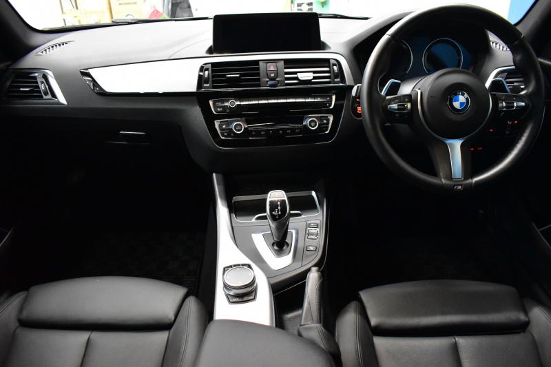 BMW 2シリーズ M240i LCI後期 直6ﾀｰﾎﾞ 340馬力 LEDﾍｯﾄﾞﾗｲﾄ 追従ACC ﾋｰﾀｰ付黒革 ﾀｯﾁﾊﾟﾈﾙiﾄﾞﾗｲﾌﾞHDDﾅﾋﾞ Bｶﾒﾗ 前後PDC 可変Mｻｽ 大型ﾌﾞﾚｰｷｼｽﾃﾑ 車線逸脱&歩行者警告 衝突軽減ﾌﾞﾚｰｷ 18AW ﾊﾟﾄﾞﾙｼﾌﾄ 2年保証