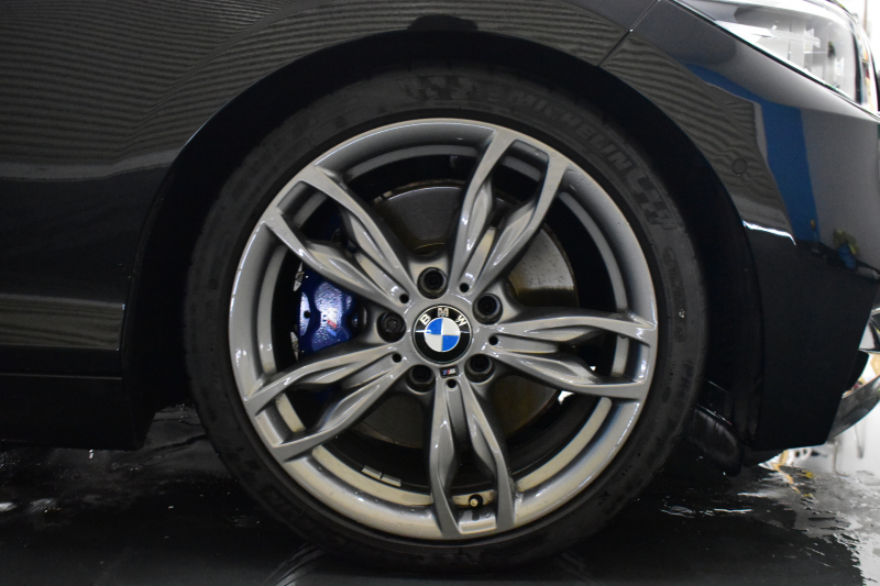 BMW 2シリーズ M240i LCI後期 直6ﾀｰﾎﾞ 340馬力 LEDﾍｯﾄﾞﾗｲﾄ 追従ACC ﾋｰﾀｰ付黒革 ﾀｯﾁﾊﾟﾈﾙiﾄﾞﾗｲﾌﾞHDDﾅﾋﾞ Bｶﾒﾗ 前後PDC 可変Mｻｽ 大型ﾌﾞﾚｰｷｼｽﾃﾑ 車線逸脱&歩行者警告 衝突軽減ﾌﾞﾚｰｷ 18AW ﾊﾟﾄﾞﾙｼﾌﾄ 2年保証