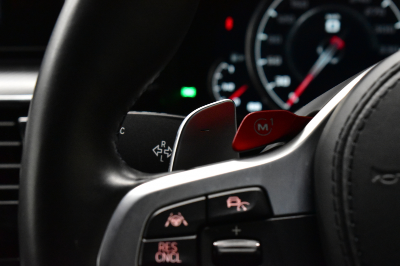 BMW Mシリーズ M5 V8ﾂｲﾝﾀｰﾎﾞ600馬力 MxDrive（4WD/2WD切替可）全席ﾋｰﾀｰ&前席ﾍﾞﾝﾁﾚｰｼｮﾝ付ｼﾙﾊﾞｰｽﾄｰﾝ&ﾌﾞﾗｯｸﾚｻﾞｰ ﾀﾞｰｸｶｰﾎﾞﾝｲﾝﾃﾘｱ 追従ACC LCW LEDﾍｯﾄﾞﾗｲﾄ HUD 液晶ﾒｰﾀｰ 3Dﾋﾞｭｰ 20AW 2年保証