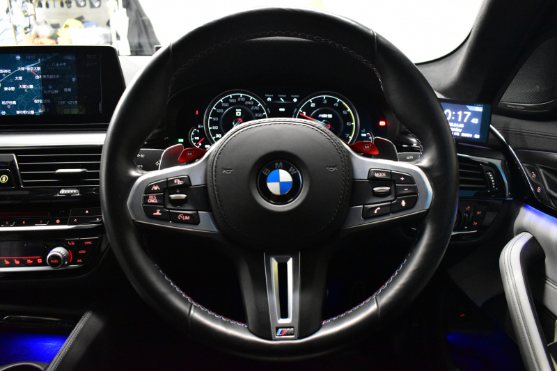 BMW Mシリーズ M5 V8ﾂｲﾝﾀｰﾎﾞ600馬力 MxDrive（4WD/2WD切替可）全席ﾋｰﾀｰ&前席ﾍﾞﾝﾁﾚｰｼｮﾝ付ｼﾙﾊﾞｰｽﾄｰﾝ&ﾌﾞﾗｯｸﾚｻﾞｰ ﾀﾞｰｸｶｰﾎﾞﾝｲﾝﾃﾘｱ 追従ACC LCW LEDﾍｯﾄﾞﾗｲﾄ HUD 液晶ﾒｰﾀｰ 3Dﾋﾞｭｰ 20AW 2年保証