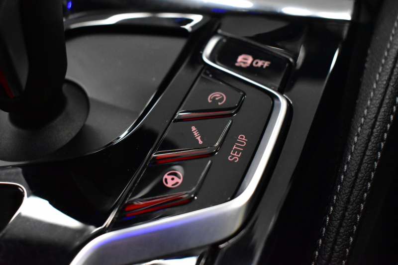 BMW Mシリーズ M5 V8ﾂｲﾝﾀｰﾎﾞ600馬力 MxDrive（4WD/2WD切替可）全席ﾋｰﾀｰ&前席ﾍﾞﾝﾁﾚｰｼｮﾝ付ｼﾙﾊﾞｰｽﾄｰﾝ&ﾌﾞﾗｯｸﾚｻﾞｰ ﾀﾞｰｸｶｰﾎﾞﾝｲﾝﾃﾘｱ 追従ACC LCW LEDﾍｯﾄﾞﾗｲﾄ HUD 液晶ﾒｰﾀｰ 3Dﾋﾞｭｰ 20AW 2年保証