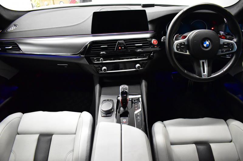 BMW Mシリーズ M5 V8ﾂｲﾝﾀｰﾎﾞ600馬力 MxDrive（4WD/2WD切替可）全席ﾋｰﾀｰ&前席ﾍﾞﾝﾁﾚｰｼｮﾝ付ｼﾙﾊﾞｰｽﾄｰﾝ&ﾌﾞﾗｯｸﾚｻﾞｰ ﾀﾞｰｸｶｰﾎﾞﾝｲﾝﾃﾘｱ 追従ACC LCW LEDﾍｯﾄﾞﾗｲﾄ HUD 液晶ﾒｰﾀｰ 3Dﾋﾞｭｰ 20AW 2年保証