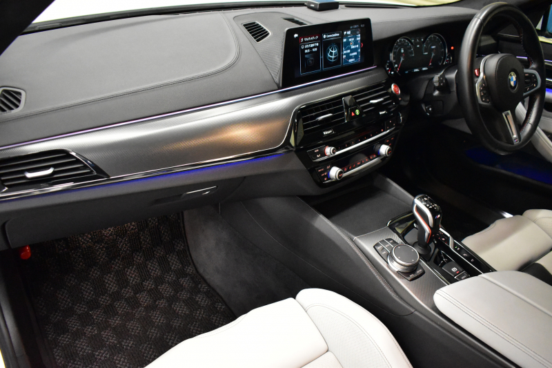 BMW Mシリーズ M5 V8ﾂｲﾝﾀｰﾎﾞ600馬力 MxDrive（4WD/2WD切替可）全席ﾋｰﾀｰ&前席ﾍﾞﾝﾁﾚｰｼｮﾝ付ｼﾙﾊﾞｰｽﾄｰﾝ&ﾌﾞﾗｯｸﾚｻﾞｰ ﾀﾞｰｸｶｰﾎﾞﾝｲﾝﾃﾘｱ 追従ACC LCW LEDﾍｯﾄﾞﾗｲﾄ HUD 液晶ﾒｰﾀｰ 3Dﾋﾞｭｰ 20AW 2年保証