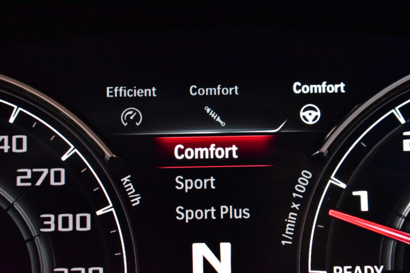 BMW Mシリーズ M5 V8ﾂｲﾝﾀｰﾎﾞ600馬力 MxDrive（4WD/2WD切替可）全席ﾋｰﾀｰ&前席ﾍﾞﾝﾁﾚｰｼｮﾝ付ｼﾙﾊﾞｰｽﾄｰﾝ&ﾌﾞﾗｯｸﾚｻﾞｰ ﾀﾞｰｸｶｰﾎﾞﾝｲﾝﾃﾘｱ 追従ACC LCW LEDﾍｯﾄﾞﾗｲﾄ HUD 液晶ﾒｰﾀｰ 3Dﾋﾞｭｰ 20AW 2年保証