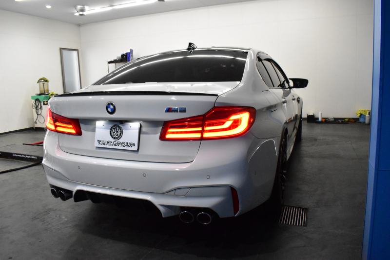 BMW Mシリーズ M5 V8ﾂｲﾝﾀｰﾎﾞ600馬力 MxDrive（4WD/2WD切替可）全席ﾋｰﾀｰ&前席ﾍﾞﾝﾁﾚｰｼｮﾝ付ｼﾙﾊﾞｰｽﾄｰﾝ&ﾌﾞﾗｯｸﾚｻﾞｰ ﾀﾞｰｸｶｰﾎﾞﾝｲﾝﾃﾘｱ 追従ACC LCW LEDﾍｯﾄﾞﾗｲﾄ HUD 液晶ﾒｰﾀｰ 3Dﾋﾞｭｰ 20AW 2年保証