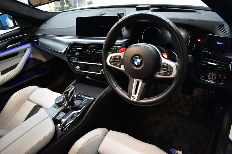 BMW Mシリーズ M5 V8ﾂｲﾝﾀｰﾎﾞ600馬力 MxDrive（4WD/2WD切替可）全席ﾋｰﾀｰ&前席ﾍﾞﾝﾁﾚｰｼｮﾝ付ｼﾙﾊﾞｰｽﾄｰﾝ&ﾌﾞﾗｯｸﾚｻﾞｰ ﾀﾞｰｸｶｰﾎﾞﾝｲﾝﾃﾘｱ 追従ACC LCW LEDﾍｯﾄﾞﾗｲﾄ HUD 液晶ﾒｰﾀｰ 3Dﾋﾞｭｰ 20AW 2年保証