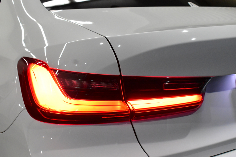 BMW 3シリーズ 320i Mｽﾎﾟｰﾂ 新車保証R7年12月迄 LCI後期 ﾊｲﾗｲﾝP ｶｰﾌﾞﾄﾞﾃﾞｨｽﾌﾟﾚｲ ﾋｰﾀｰ付黒革 LEDﾍｯﾄﾞﾗｲﾄ 電動ﾄﾗﾝｸ 18AW BMWﾗｲﾌﾞｺｯｸﾋﾟｯﾄ Bｶﾒﾗ ｱｯﾌﾟﾙｶｰﾌﾟﾚｲ  ACC HUD 車線変更&逸脱&歩行者警告 2年保証