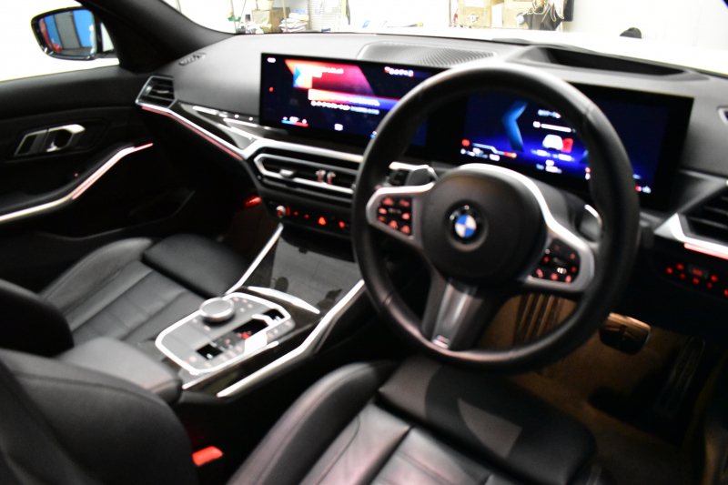 BMW 3シリーズ 320i Mｽﾎﾟｰﾂ 新車保証R7年12月迄 LCI後期 ﾊｲﾗｲﾝP ｶｰﾌﾞﾄﾞﾃﾞｨｽﾌﾟﾚｲ ﾋｰﾀｰ付黒革 LEDﾍｯﾄﾞﾗｲﾄ 電動ﾄﾗﾝｸ 18AW BMWﾗｲﾌﾞｺｯｸﾋﾟｯﾄ Bｶﾒﾗ ｱｯﾌﾟﾙｶｰﾌﾟﾚｲ  ACC HUD 車線変更&逸脱&歩行者警告 2年保証