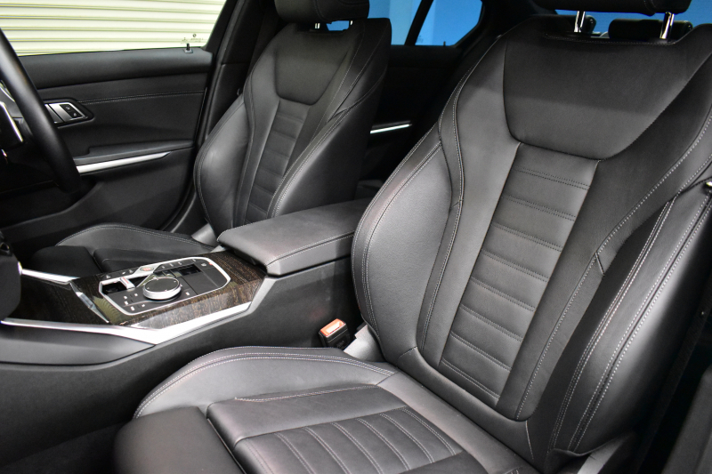 BMW 3シリーズ 320i Mｽﾎﾟｰﾂ 新車保証R7年12月迄 LCI後期 ﾊｲﾗｲﾝP ｶｰﾌﾞﾄﾞﾃﾞｨｽﾌﾟﾚｲ ﾋｰﾀｰ付黒革 LEDﾍｯﾄﾞﾗｲﾄ 電動ﾄﾗﾝｸ 18AW BMWﾗｲﾌﾞｺｯｸﾋﾟｯﾄ Bｶﾒﾗ ｱｯﾌﾟﾙｶｰﾌﾟﾚｲ  ACC HUD 車線変更&逸脱&歩行者警告 2年保証