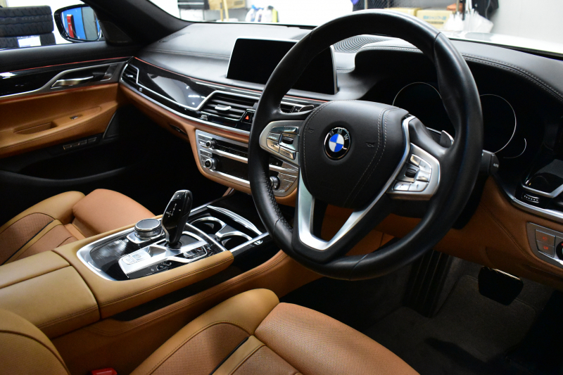 BMW 7シリーズ 740i Mｽﾎﾟｰﾂ ｻﾝﾙｰﾌ ﾚｰｻﾞｰLEDﾍｯﾄﾞﾗｲﾄ 全席ﾋｰﾀｰ 前席ﾏｯｻｰｼﾞ&ﾍﾞﾝﾁﾚｰｼｮﾝ付茶革 20AW ACC HUD ﾊｰﾏﾝｶｰﾄﾞﾝ ﾀｯﾁﾊﾟﾈﾙﾅﾋﾞ3Dﾋﾞｭｰﾌﾙｾｸﾞ LCW 液晶ﾒｰﾀｰ 20AW 車線逸脱&歩行者警告 衝突軽減ﾌﾞﾚｰｷ 電動ﾄﾗﾝｸ 2年保証