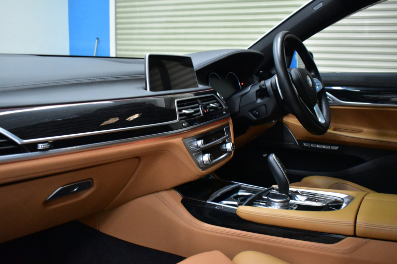 BMW 7シリーズ 740i Mｽﾎﾟｰﾂ ｻﾝﾙｰﾌ ﾚｰｻﾞｰLEDﾍｯﾄﾞﾗｲﾄ 全席ﾋｰﾀｰ 前席ﾏｯｻｰｼﾞ&ﾍﾞﾝﾁﾚｰｼｮﾝ付茶革 20AW ACC HUD ﾊｰﾏﾝｶｰﾄﾞﾝ ﾀｯﾁﾊﾟﾈﾙﾅﾋﾞ3Dﾋﾞｭｰﾌﾙｾｸﾞ LCW 液晶ﾒｰﾀｰ 20AW 車線逸脱&歩行者警告 衝突軽減ﾌﾞﾚｰｷ 電動ﾄﾗﾝｸ 2年保証