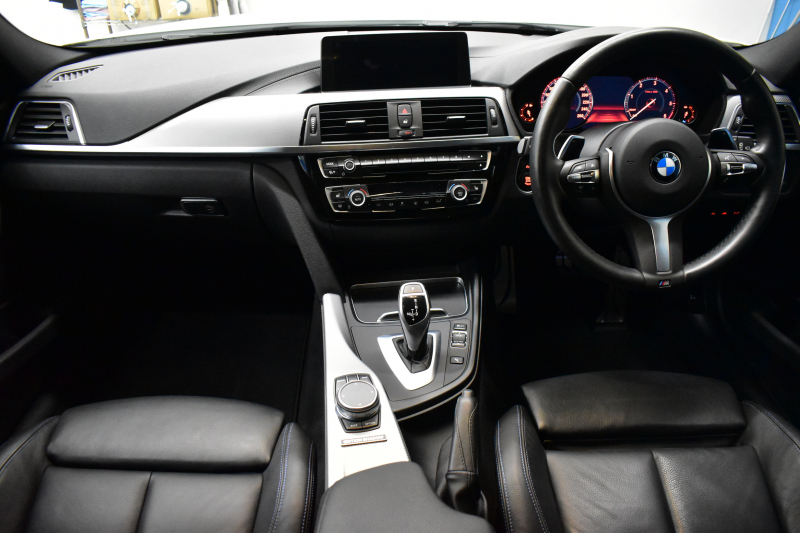 BMW 3シリーズ 320dﾂｰﾘﾝｸﾞ Mｽﾎﾟｰﾂｴﾃﾞｨｼｮﾝｼｬﾄﾞｰ LCI後期限定8C20ｴﾝｼﾞﾝ ﾋｰﾀｰ付黒革 専用ﾀﾞｰｸLEDﾍｯﾄﾞﾗｲﾄ&ﾃｰﾙ 液晶ﾒｰﾀｰ 追従ACC ﾀｯﾁﾊﾟﾈﾙHDDﾅﾋﾞ 車線変更&逸脱&歩行者警告 衝突軽減ﾌﾞﾚｰｷ  19AW 電動Rｹﾞｰﾄ 前後PDC Bｶﾒﾗ  2年保証