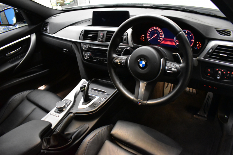 BMW 3シリーズ 320dﾂｰﾘﾝｸﾞ Mｽﾎﾟｰﾂｴﾃﾞｨｼｮﾝｼｬﾄﾞｰ LCI後期限定8C20ｴﾝｼﾞﾝ ﾋｰﾀｰ付黒革 専用ﾀﾞｰｸLEDﾍｯﾄﾞﾗｲﾄ&ﾃｰﾙ 液晶ﾒｰﾀｰ 追従ACC ﾀｯﾁﾊﾟﾈﾙHDDﾅﾋﾞ 車線変更&逸脱&歩行者警告 衝突軽減ﾌﾞﾚｰｷ  19AW 電動Rｹﾞｰﾄ 前後PDC Bｶﾒﾗ  2年保証