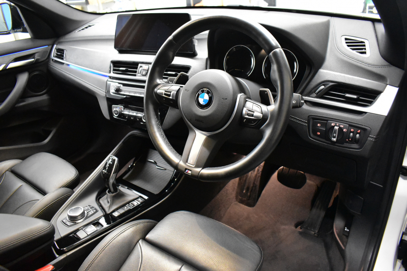 BMW X1 Xdrive18d Mｽﾎﾟｰﾂ LCI後期 ﾌｪｲｽﾘﾌﾄ後 1ｵｰﾅｰ 4WD ｾﾚｸﾄ&ｱﾄﾞﾊﾞﾝｽﾄﾞｱｸﾃｨﾌﾞｾｰﾌﾃｨ&ﾊｲﾗｲﾝ&ｺﾝﾌｫｰﾄP ﾊﾟﾉﾗﾏｶﾞﾗｽｻﾝﾙｰﾌ ACC ﾋｰﾀｰ付電動黒革 LEDﾍｯﾄﾞﾗｲﾄ 18AW 車線逸脱&歩行者警告 衝突軽減B ﾀｯﾁﾊﾟﾈﾙﾅﾋﾞ Bｶﾒﾗ 電動Rｹﾞｰﾄ 2年保証