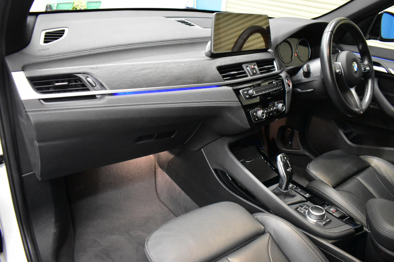 BMW X1 Xdrive18d Mｽﾎﾟｰﾂ LCI後期 ﾌｪｲｽﾘﾌﾄ後 1ｵｰﾅｰ 4WD ｾﾚｸﾄ&ｱﾄﾞﾊﾞﾝｽﾄﾞｱｸﾃｨﾌﾞｾｰﾌﾃｨ&ﾊｲﾗｲﾝ&ｺﾝﾌｫｰﾄP ﾊﾟﾉﾗﾏｶﾞﾗｽｻﾝﾙｰﾌ ACC ﾋｰﾀｰ付電動黒革 LEDﾍｯﾄﾞﾗｲﾄ 18AW 車線逸脱&歩行者警告 衝突軽減B ﾀｯﾁﾊﾟﾈﾙﾅﾋﾞ Bｶﾒﾗ 電動Rｹﾞｰﾄ 2年保証