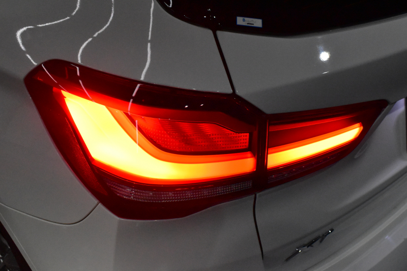 BMW X1 Xdrive18d Mｽﾎﾟｰﾂ LCI後期 ﾌｪｲｽﾘﾌﾄ後 1ｵｰﾅｰ 4WD ｾﾚｸﾄ&ｱﾄﾞﾊﾞﾝｽﾄﾞｱｸﾃｨﾌﾞｾｰﾌﾃｨ&ﾊｲﾗｲﾝ&ｺﾝﾌｫｰﾄP ﾊﾟﾉﾗﾏｶﾞﾗｽｻﾝﾙｰﾌ ACC ﾋｰﾀｰ付電動黒革 LEDﾍｯﾄﾞﾗｲﾄ 18AW 車線逸脱&歩行者警告 衝突軽減B ﾀｯﾁﾊﾟﾈﾙﾅﾋﾞ Bｶﾒﾗ 電動Rｹﾞｰﾄ 2年保証