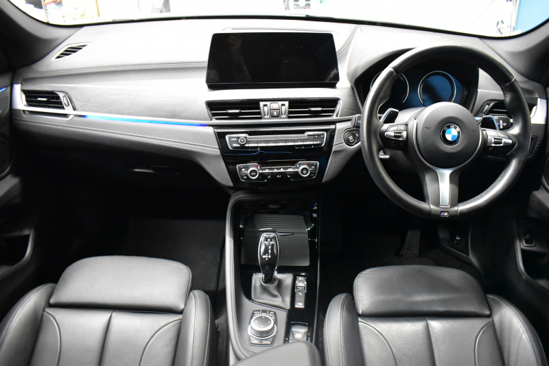 BMW X1 Xdrive18d Mｽﾎﾟｰﾂ LCI後期 ﾌｪｲｽﾘﾌﾄ後 1ｵｰﾅｰ 4WD ｾﾚｸﾄ&ｱﾄﾞﾊﾞﾝｽﾄﾞｱｸﾃｨﾌﾞｾｰﾌﾃｨ&ﾊｲﾗｲﾝ&ｺﾝﾌｫｰﾄP ﾊﾟﾉﾗﾏｶﾞﾗｽｻﾝﾙｰﾌ ACC ﾋｰﾀｰ付電動黒革 LEDﾍｯﾄﾞﾗｲﾄ 18AW 車線逸脱&歩行者警告 衝突軽減B ﾀｯﾁﾊﾟﾈﾙﾅﾋﾞ Bｶﾒﾗ 電動Rｹﾞｰﾄ 2年保証