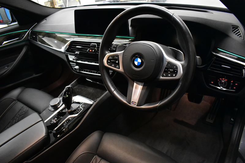 BMW 5シリーズ 530e Mｽﾎﾟｰﾂ LCI後期 PHEV ｴｸｽｸﾙｰｼﾌﾞﾅｯﾊﾟﾚｻﾞｰP 全席ﾋｰﾀｰ&Fﾍﾞﾝﾁﾚｰｼｮﾝ付ﾌﾞﾗｯｸﾅｯﾊﾟﾚｻﾞｰ LEDﾍｯﾄﾞﾗｲﾄ 可変ｻｽﾍﾟﾝｼｮﾝ ﾗｲﾌﾞｺｸﾋﾟｯﾄ ACC HUD LCW ﾀｯﾁﾊﾟﾈﾙﾅﾋﾞ全周囲ｶﾒﾗ ﾌﾙｾｸﾞ 電動ﾄﾗﾝｸ Mｽﾎﾟｰﾂﾌﾞﾚｰｷ  2年保証