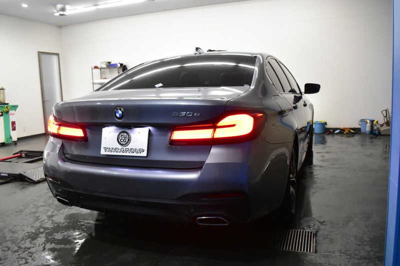 BMW 5シリーズ 530e Mｽﾎﾟｰﾂ LCI後期 PHEV ｴｸｽｸﾙｰｼﾌﾞﾅｯﾊﾟﾚｻﾞｰP 全席ﾋｰﾀｰ&Fﾍﾞﾝﾁﾚｰｼｮﾝ付ﾌﾞﾗｯｸﾅｯﾊﾟﾚｻﾞｰ LEDﾍｯﾄﾞﾗｲﾄ 可変ｻｽﾍﾟﾝｼｮﾝ ﾗｲﾌﾞｺｸﾋﾟｯﾄ ACC HUD LCW ﾀｯﾁﾊﾟﾈﾙﾅﾋﾞ全周囲ｶﾒﾗ ﾌﾙｾｸﾞ 電動ﾄﾗﾝｸ Mｽﾎﾟｰﾂﾌﾞﾚｰｷ  2年保証