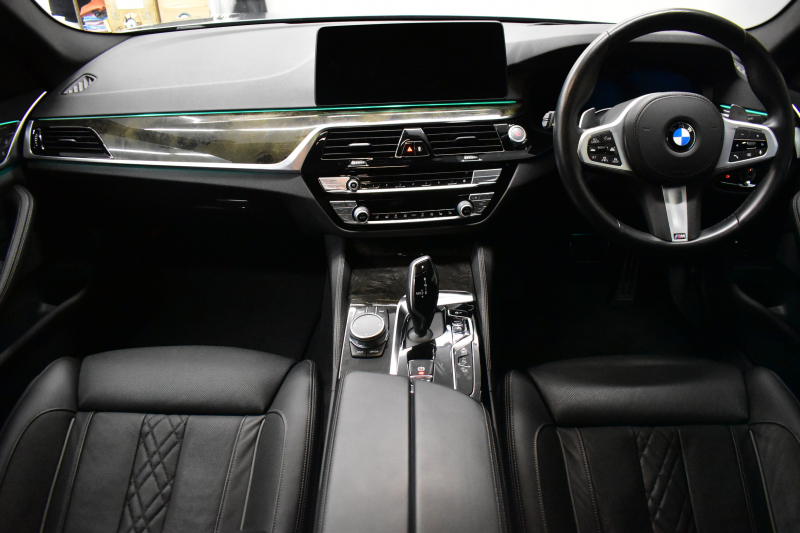 BMW 5シリーズ 530e Mｽﾎﾟｰﾂ LCI後期 PHEV ｴｸｽｸﾙｰｼﾌﾞﾅｯﾊﾟﾚｻﾞｰP 全席ﾋｰﾀｰ&Fﾍﾞﾝﾁﾚｰｼｮﾝ付ﾌﾞﾗｯｸﾅｯﾊﾟﾚｻﾞｰ LEDﾍｯﾄﾞﾗｲﾄ 可変ｻｽﾍﾟﾝｼｮﾝ ﾗｲﾌﾞｺｸﾋﾟｯﾄ ACC HUD LCW ﾀｯﾁﾊﾟﾈﾙﾅﾋﾞ全周囲ｶﾒﾗ ﾌﾙｾｸﾞ 電動ﾄﾗﾝｸ Mｽﾎﾟｰﾂﾌﾞﾚｰｷ  2年保証