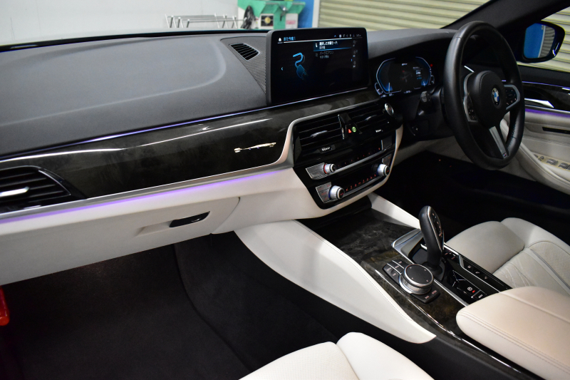 BMW 5シリーズ 530e Mｽﾎﾟｰﾂ LCI後期 PHEV ｴｸｽｸﾙｰｼﾌﾞﾅｯﾊﾟﾚｻﾞｰP 全席ﾋｰﾀｰ&Fﾍﾞﾝﾁﾚｰｼｮﾝ付ｱｲﾎﾞﾘｰﾅｯﾊﾟﾚｻﾞｰ LEDﾍｯﾄﾞﾗｲﾄ 可変ｻｽﾍﾟﾝｼｮﾝ ﾗｲﾌﾞｺｸﾋﾟｯﾄ ACC HUD LCW ﾀｯﾁﾊﾟﾈﾙﾅﾋﾞ全周囲ｶﾒﾗ ﾌﾙｾｸﾞ 電動ﾄﾗﾝｸ Mｽﾎﾟｰﾂﾌﾞﾚｰｷ  2年保証