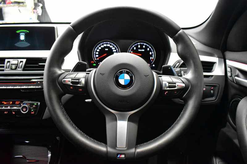 BMW X1 Xdrive20i Mｽﾎﾟｰﾂ 4WD 中期ﾓﾃﾞﾙ  ｱﾄﾞﾊﾞﾝｽﾄﾞｱｸﾃｨﾌﾞｾｰﾌﾃｨP 追従ACC HUD ﾋｰﾀｰ付電動黒革 ﾀｯﾁﾊﾟﾈﾙﾅﾋﾞBｶﾒﾗ Pｱｼｽﾄ前後PDC LEDﾍｯﾄﾞﾗｲﾄ 衝突軽減 車線逸脱&歩行者警告 電動Rｹﾞｰﾄ ﾄﾞﾗﾊﾟﾌｫ 2年保証