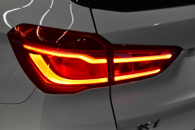 BMW X1 Xdrive20i Mｽﾎﾟｰﾂ 4WD 中期ﾓﾃﾞﾙ  ｱﾄﾞﾊﾞﾝｽﾄﾞｱｸﾃｨﾌﾞｾｰﾌﾃｨP 追従ACC HUD ﾋｰﾀｰ付電動黒革 ﾀｯﾁﾊﾟﾈﾙﾅﾋﾞBｶﾒﾗ Pｱｼｽﾄ前後PDC LEDﾍｯﾄﾞﾗｲﾄ 衝突軽減 車線逸脱&歩行者警告 電動Rｹﾞｰﾄ ﾄﾞﾗﾊﾟﾌｫ 2年保証