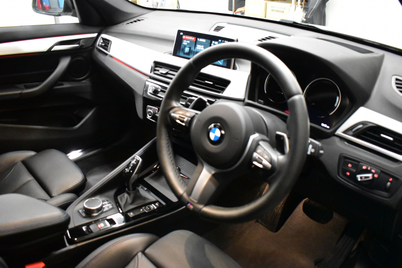 BMW X1 Xdrive20i Mｽﾎﾟｰﾂ 4WD 中期ﾓﾃﾞﾙ  ｱﾄﾞﾊﾞﾝｽﾄﾞｱｸﾃｨﾌﾞｾｰﾌﾃｨP 追従ACC HUD ﾋｰﾀｰ付電動黒革 ﾀｯﾁﾊﾟﾈﾙﾅﾋﾞBｶﾒﾗ Pｱｼｽﾄ前後PDC LEDﾍｯﾄﾞﾗｲﾄ 衝突軽減 車線逸脱&歩行者警告 電動Rｹﾞｰﾄ ﾄﾞﾗﾊﾟﾌｫ 2年保証