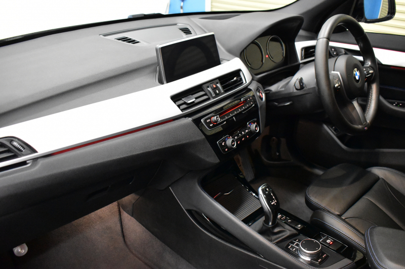 BMW X1 Xdrive20i Mｽﾎﾟｰﾂ 4WD 中期ﾓﾃﾞﾙ  ｱﾄﾞﾊﾞﾝｽﾄﾞｱｸﾃｨﾌﾞｾｰﾌﾃｨP 追従ACC HUD ﾋｰﾀｰ付電動黒革 ﾀｯﾁﾊﾟﾈﾙﾅﾋﾞBｶﾒﾗ Pｱｼｽﾄ前後PDC LEDﾍｯﾄﾞﾗｲﾄ 衝突軽減 車線逸脱&歩行者警告 電動Rｹﾞｰﾄ ﾄﾞﾗﾊﾟﾌｫ 2年保証