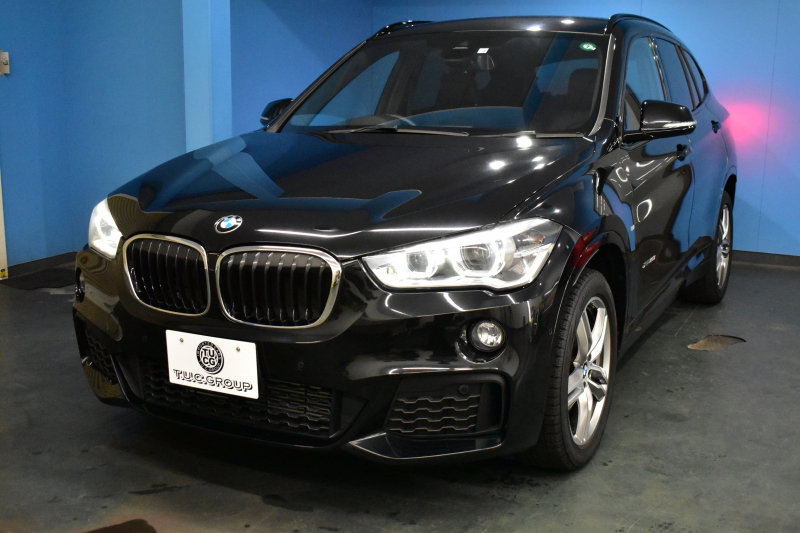 BMW X1 Xdrive20i Mｽﾎﾟｰﾂ 4WD ｱﾄﾞﾊﾞﾝｽﾄﾞｱｸﾃｨﾌﾞｾｰﾌﾃｨP 追従ACC HUD ﾋｰﾀｰ付電動黒革 ﾀｯﾁﾊﾟﾈﾙﾅﾋﾞBｶﾒﾗ Pｱｼｽﾄ前後PDC LEDﾍｯﾄﾞﾗｲﾄ 衝突軽減 車線逸脱&歩行者警告 電動Rｹﾞｰﾄ ﾄﾞﾗﾊﾟﾌｫ 2年保証