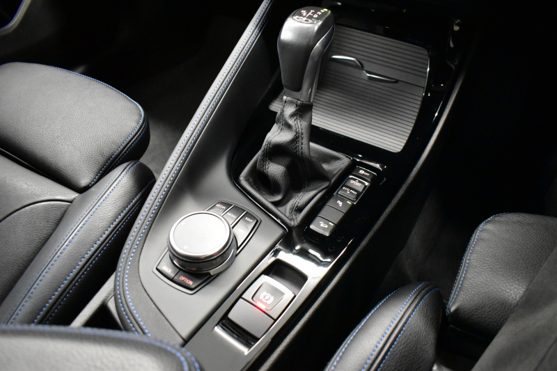 BMW X1 Xdrive20i Mｽﾎﾟｰﾂ 4WD ｱﾄﾞﾊﾞﾝｽﾄﾞｱｸﾃｨﾌﾞｾｰﾌﾃｨP 追従ACC HUD ﾋｰﾀｰ付電動黒革 ﾀｯﾁﾊﾟﾈﾙﾅﾋﾞBｶﾒﾗ Pｱｼｽﾄ前後PDC LEDﾍｯﾄﾞﾗｲﾄ 衝突軽減 車線逸脱&歩行者警告 電動Rｹﾞｰﾄ ﾄﾞﾗﾊﾟﾌｫ 2年保証