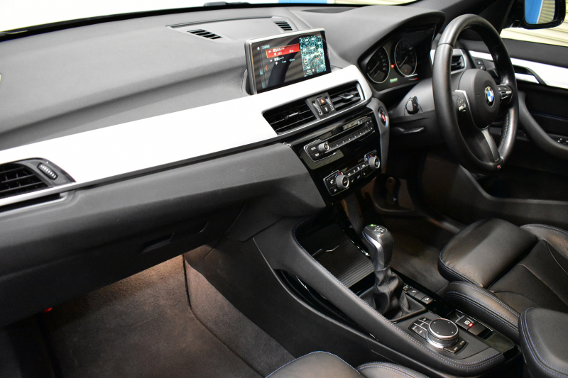 BMW X1 Xdrive20i Mｽﾎﾟｰﾂ 4WD ｱﾄﾞﾊﾞﾝｽﾄﾞｱｸﾃｨﾌﾞｾｰﾌﾃｨP 追従ACC HUD ﾋｰﾀｰ付電動黒革 ﾀｯﾁﾊﾟﾈﾙﾅﾋﾞBｶﾒﾗ Pｱｼｽﾄ前後PDC LEDﾍｯﾄﾞﾗｲﾄ 衝突軽減 車線逸脱&歩行者警告 電動Rｹﾞｰﾄ ﾄﾞﾗﾊﾟﾌｫ 2年保証