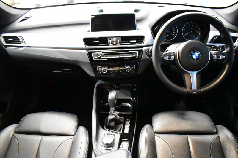 BMW X1 Xdrive20i Mｽﾎﾟｰﾂ 4WD ｱﾄﾞﾊﾞﾝｽﾄﾞｱｸﾃｨﾌﾞｾｰﾌﾃｨP 追従ACC HUD ﾋｰﾀｰ付電動黒革 ﾀｯﾁﾊﾟﾈﾙﾅﾋﾞBｶﾒﾗ Pｱｼｽﾄ前後PDC LEDﾍｯﾄﾞﾗｲﾄ 衝突軽減 車線逸脱&歩行者警告 電動Rｹﾞｰﾄ ﾄﾞﾗﾊﾟﾌｫ 2年保証